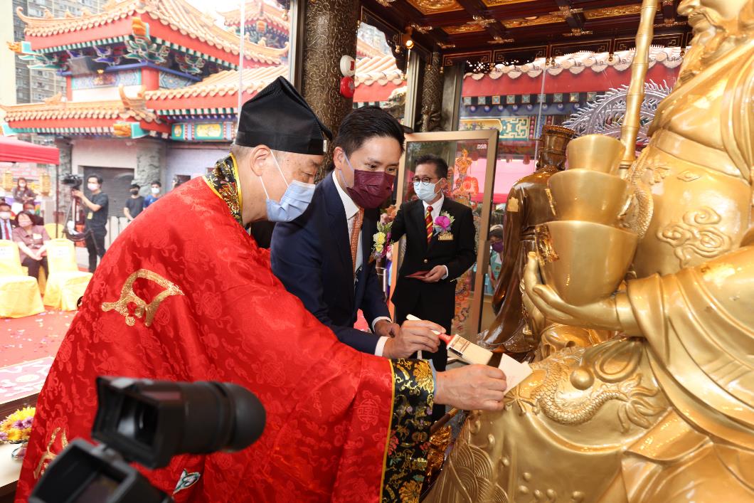 黄大仙民政事务专员黄智华太平绅士(左二)为财神贴金身。 黄大仙民政事务专员黄智华太平绅士(左二)为财神贴金身。