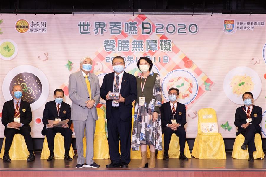 嗇色園監院李耀輝博士 MH及陳文琪博士致送紀念品予主禮嘉賓李家仁醫生BBS, MH, OStJ,JP。 嗇色園監院李耀輝博士 MH及陳文琪博士致送紀念品予主禮嘉賓李家仁醫生BBS, MH, OStJ,JP。