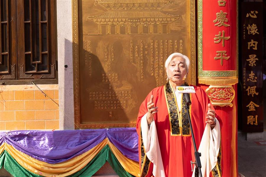 黃大仙祠監院李耀輝(義覺)道長, MH在紀念碑前致謝辭。 黃大仙祠監院李耀輝(義覺)道長, MH在紀念碑前致謝辭。