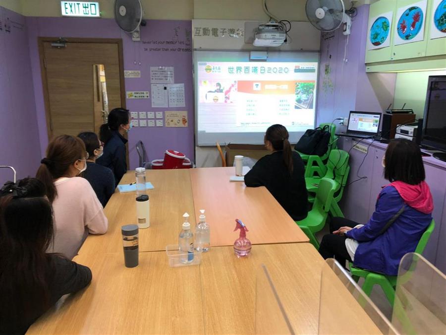 本園屬下單位同事於單位內收看網絡研討會。 本園屬下單位同事於單位內收看網絡研討會。