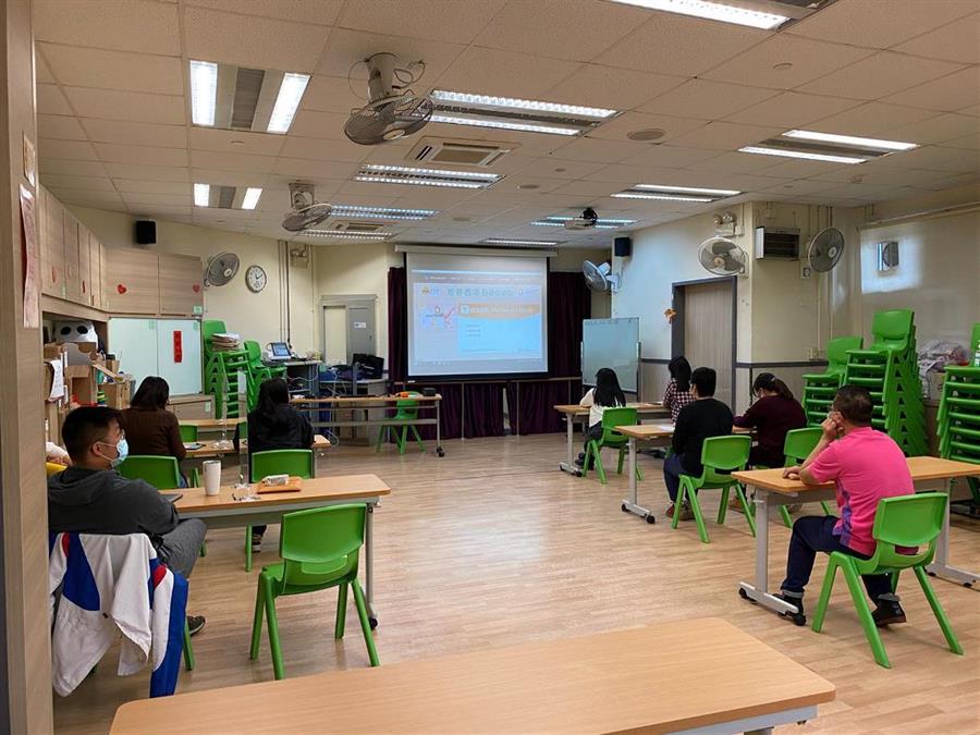 本園屬下單位同事於單位內收看網絡研討會。 本園屬下單位同事於單位內收看網絡研討會。