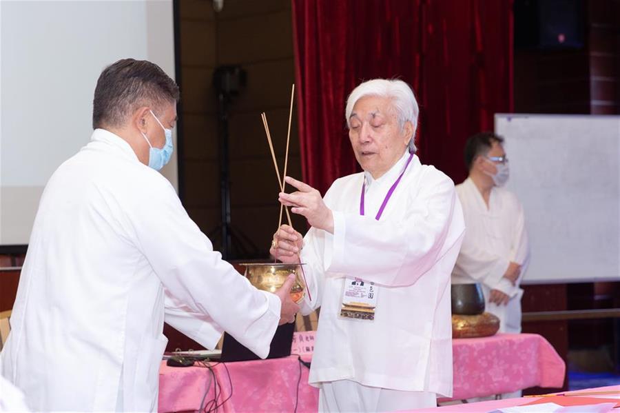 本园监院李耀辉（义觉）道长期望透过课程教导同道们关於道教的「基本礼仪」及诵赞经文的技巧。