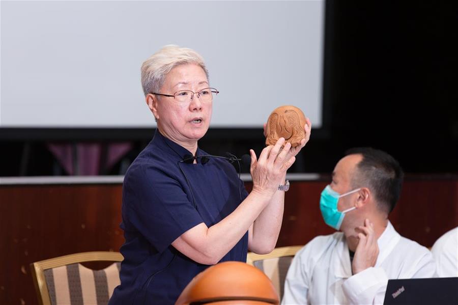 顾老师教导学员诵读〈经忏之道〉文章及使用木鱼等法器,藉以收摄心灵。 顾老师教导学员诵读〈经忏之道〉文章及使用木鱼等法器,藉以收摄心灵。